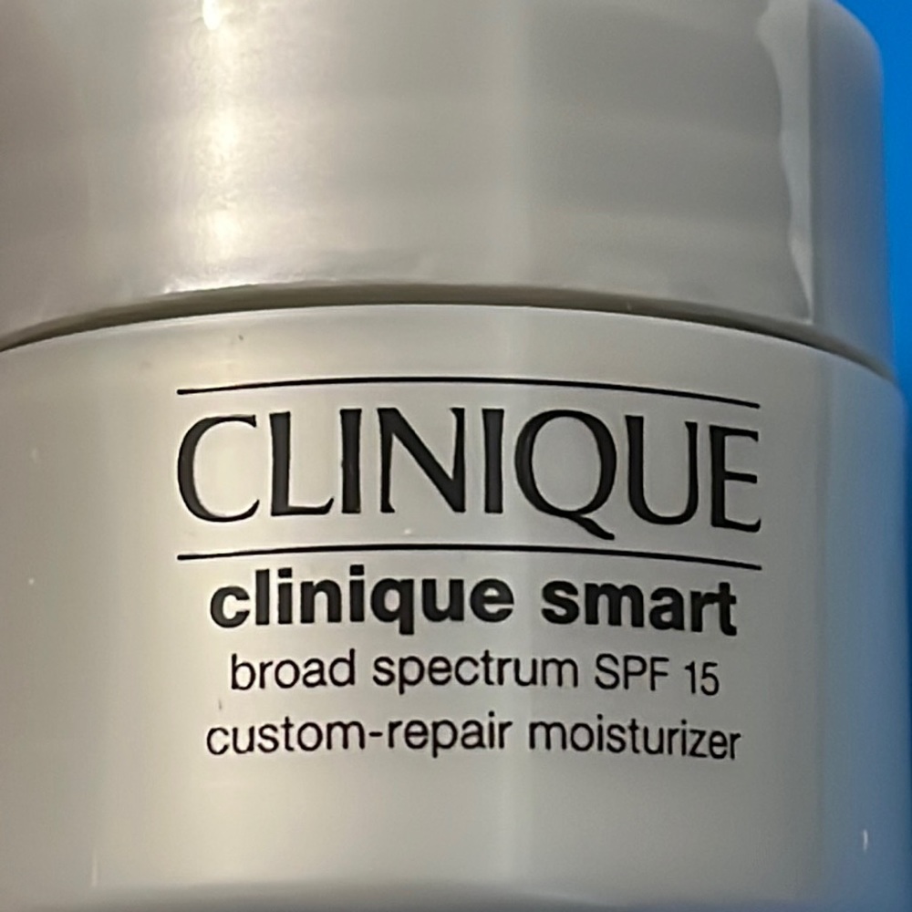 Clinique smart broad spectrum SPF 15 .5oz/15ml🌸 dry combination NEW